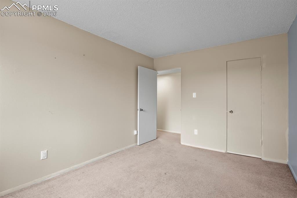 Image 22 of 25: Bedroom