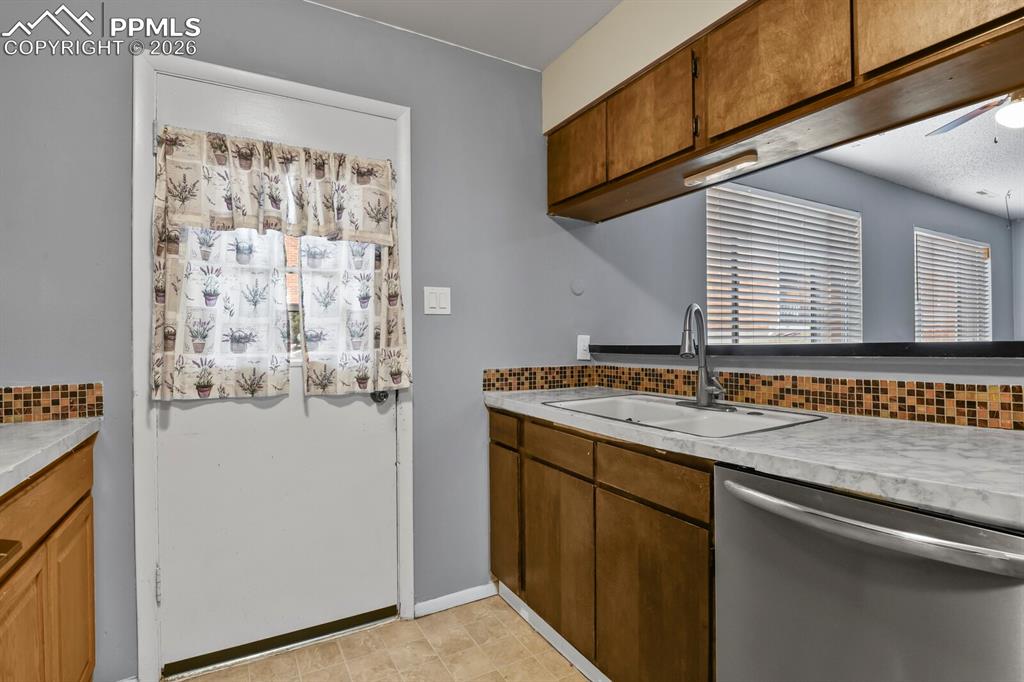 Image 4 of 25: Kitchen