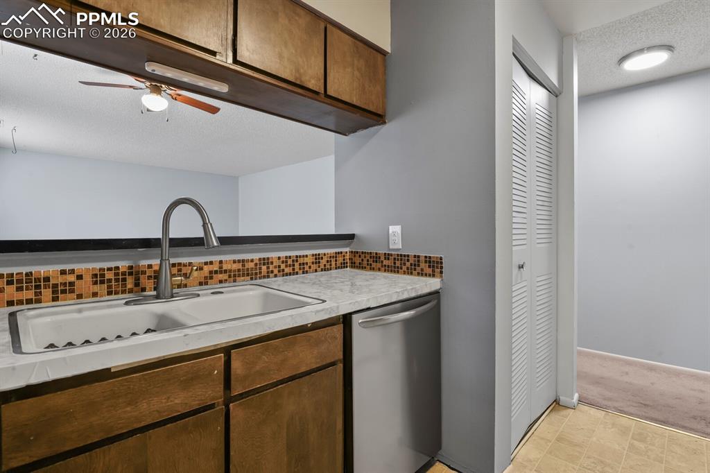 Image 5 of 25: Kitchen