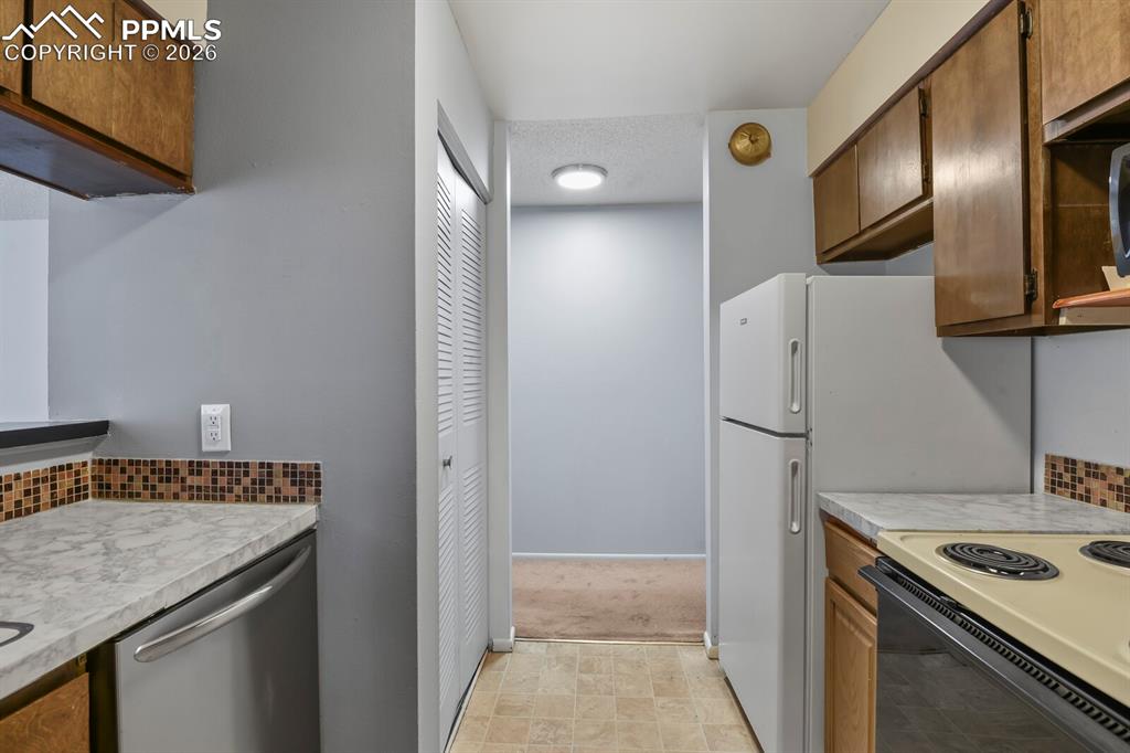 Image 7 of 25: Kitchen