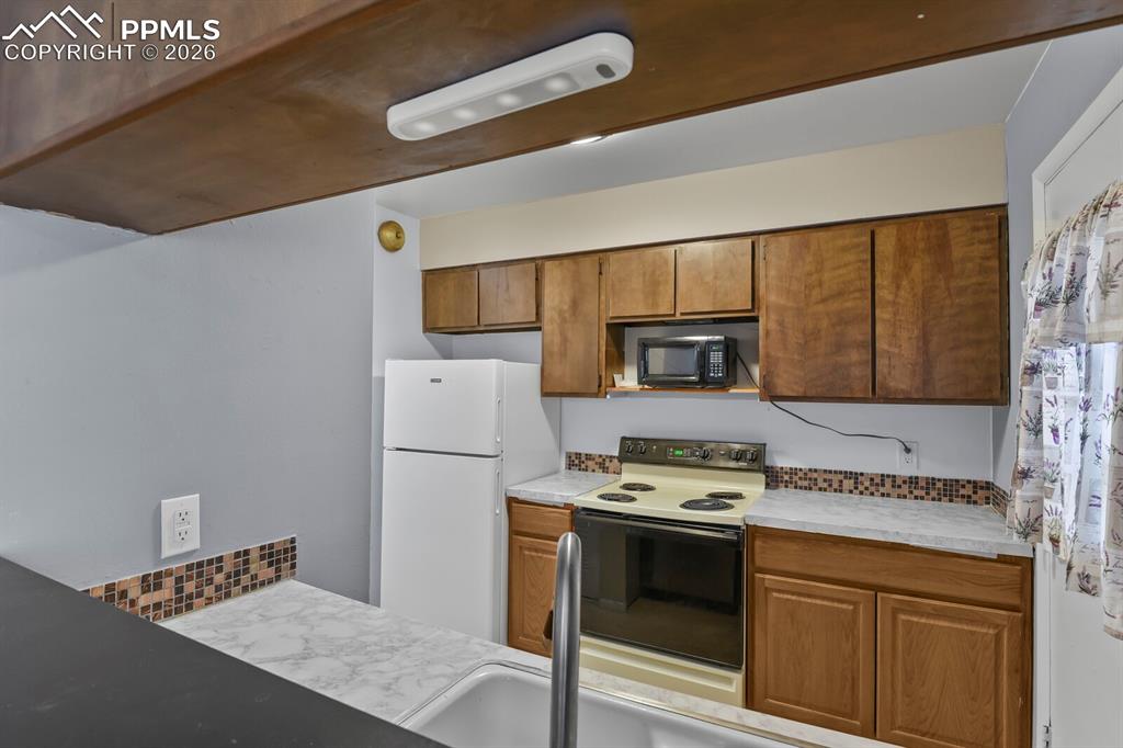 Image 8 of 25: Kitchen