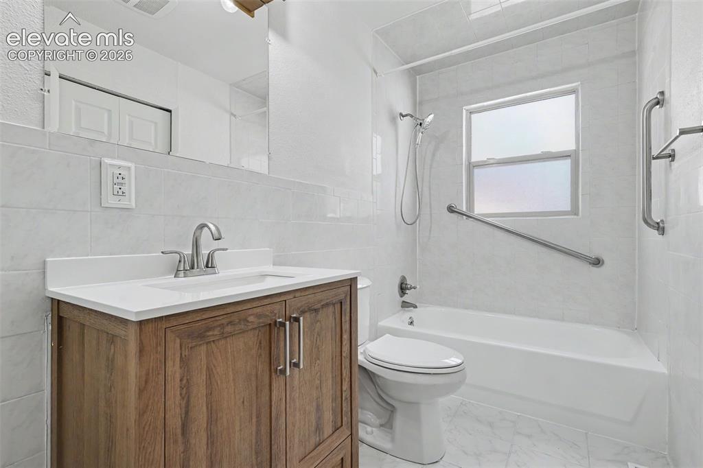 Image 12 of 29: Bathroom