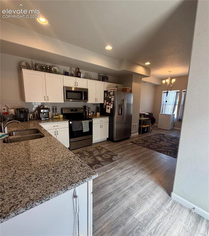 Image 16 of 21: Kitchen