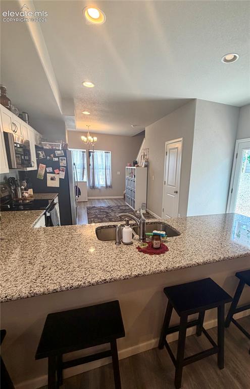 Image 17 of 21: Kitchen