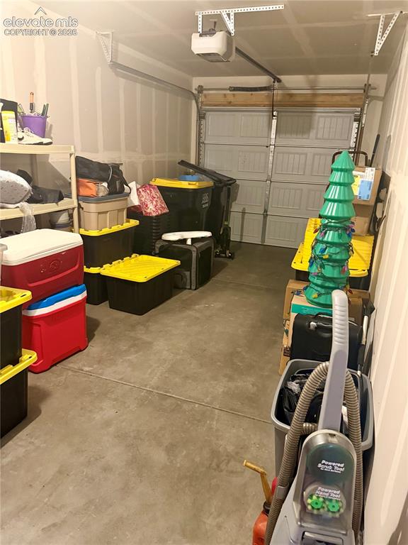 Image 19 of 21: Garage