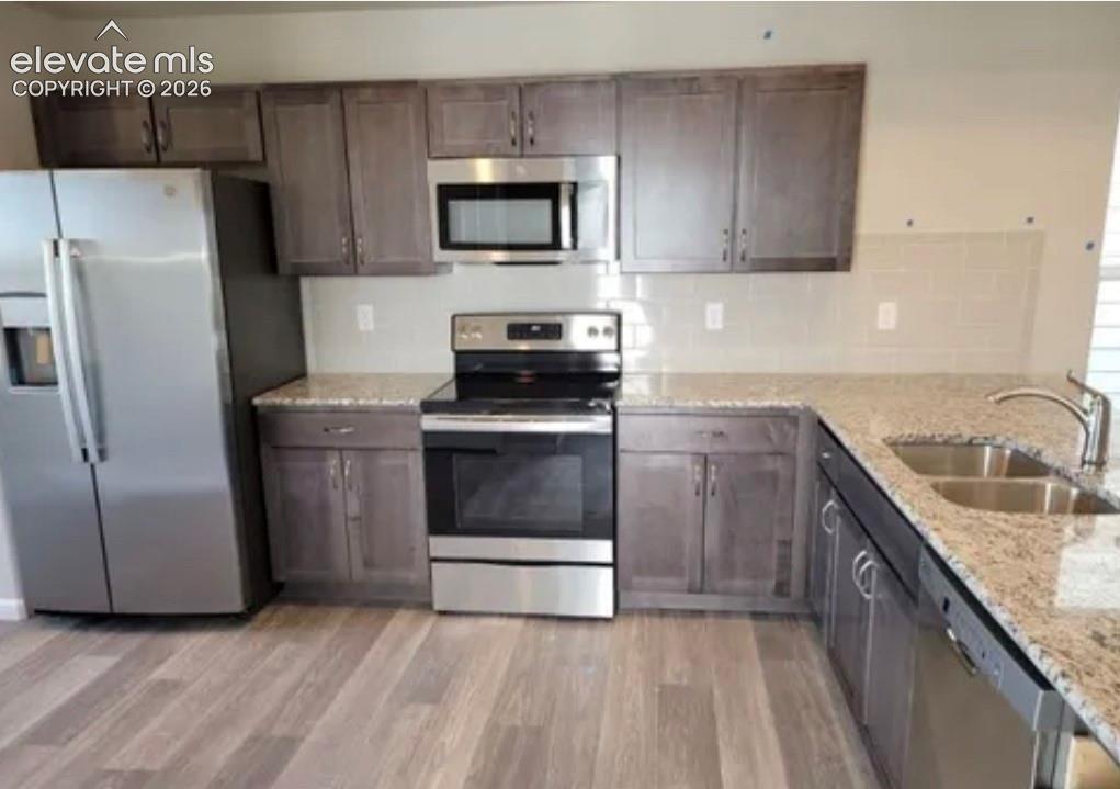 Image 4 of 21: Kitchen