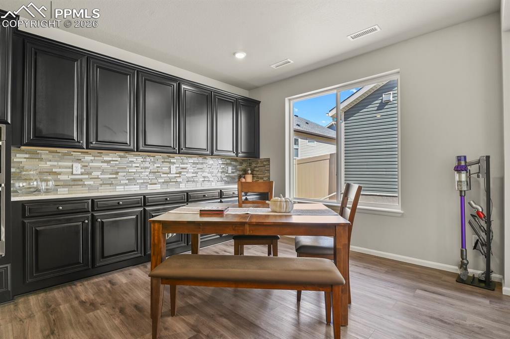 Image 10 of 27: Dining area