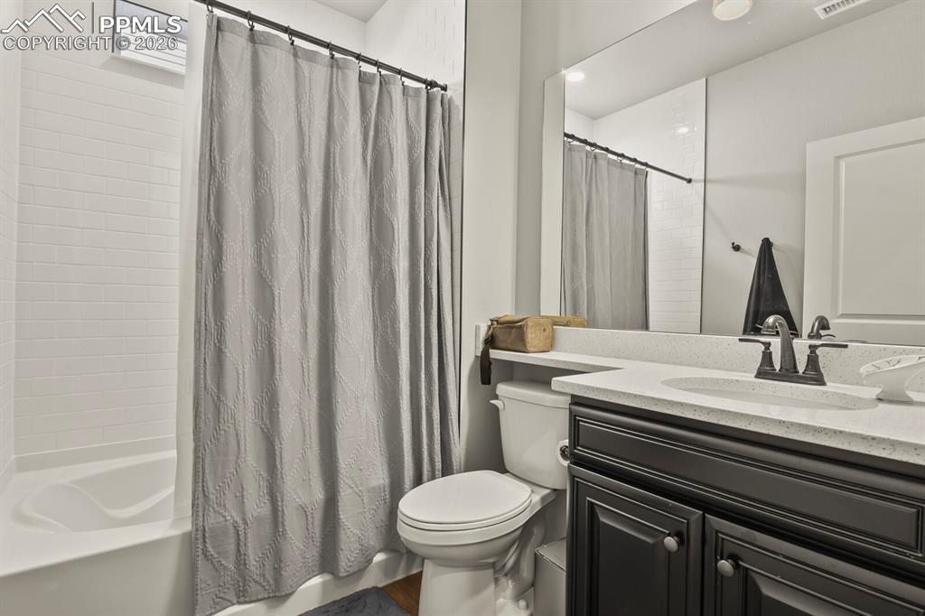 Image 24 of 27: 2nd bathroom right beside the 2nd bedroom.