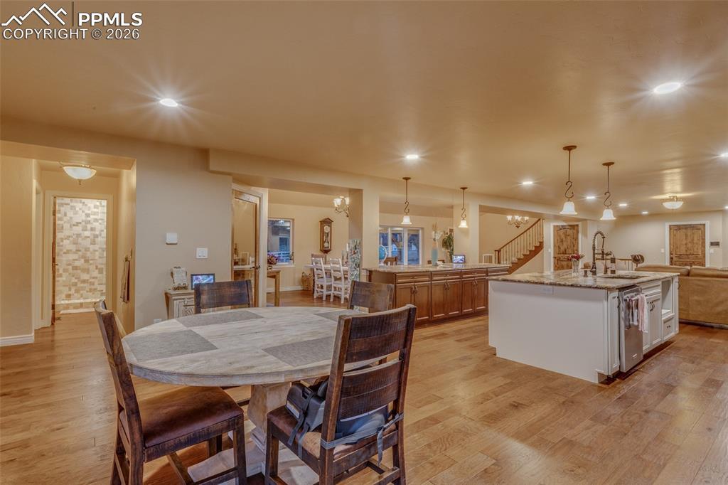 Image 10 of 50: Dining Area