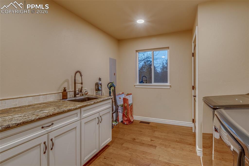 Image 12 of 50: Laundry