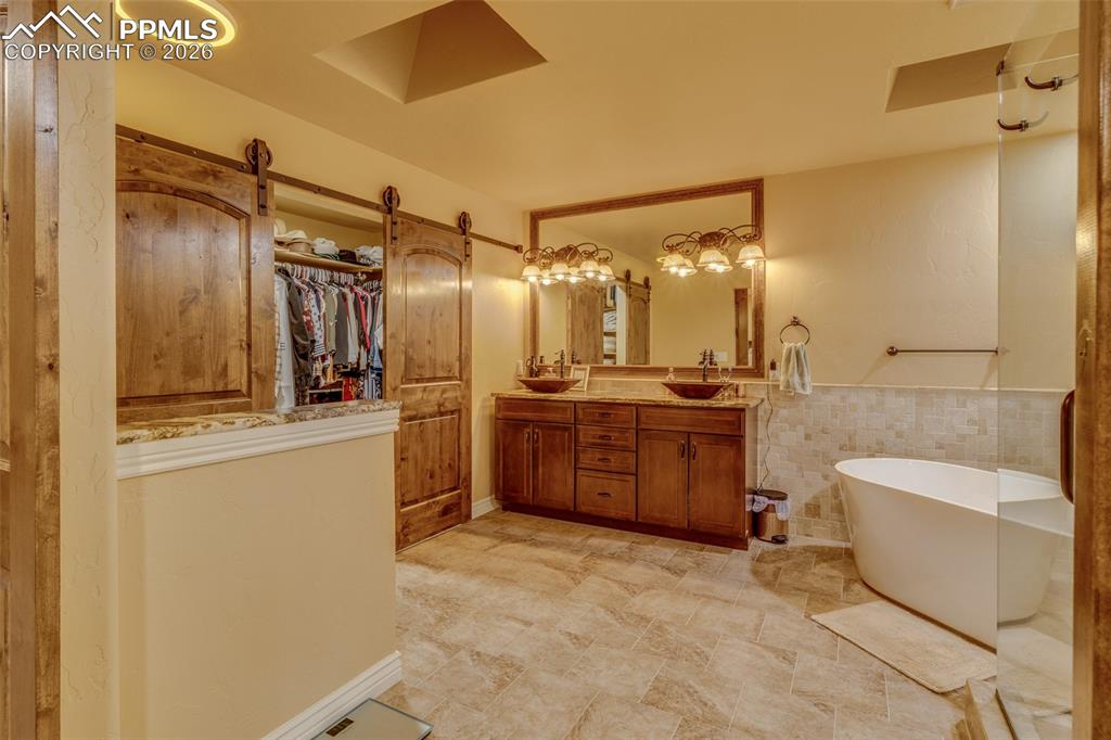 Image 17 of 50: Bathroom