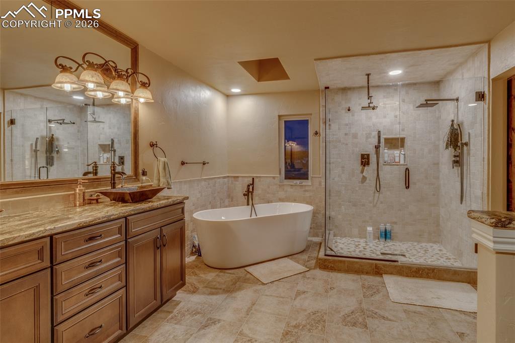 Image 18 of 50: Bathroom