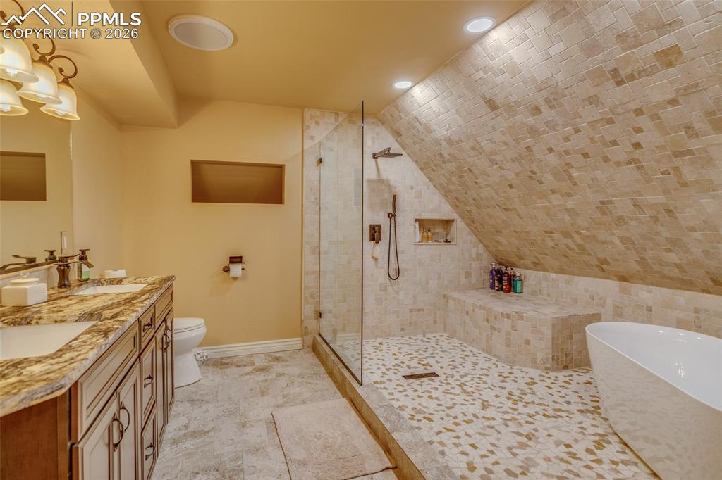 Image 23 of 50: Bathroom