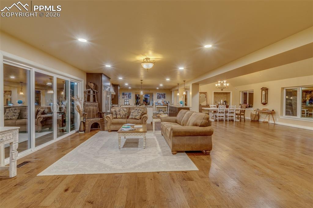 Image 24 of 50: Living Room