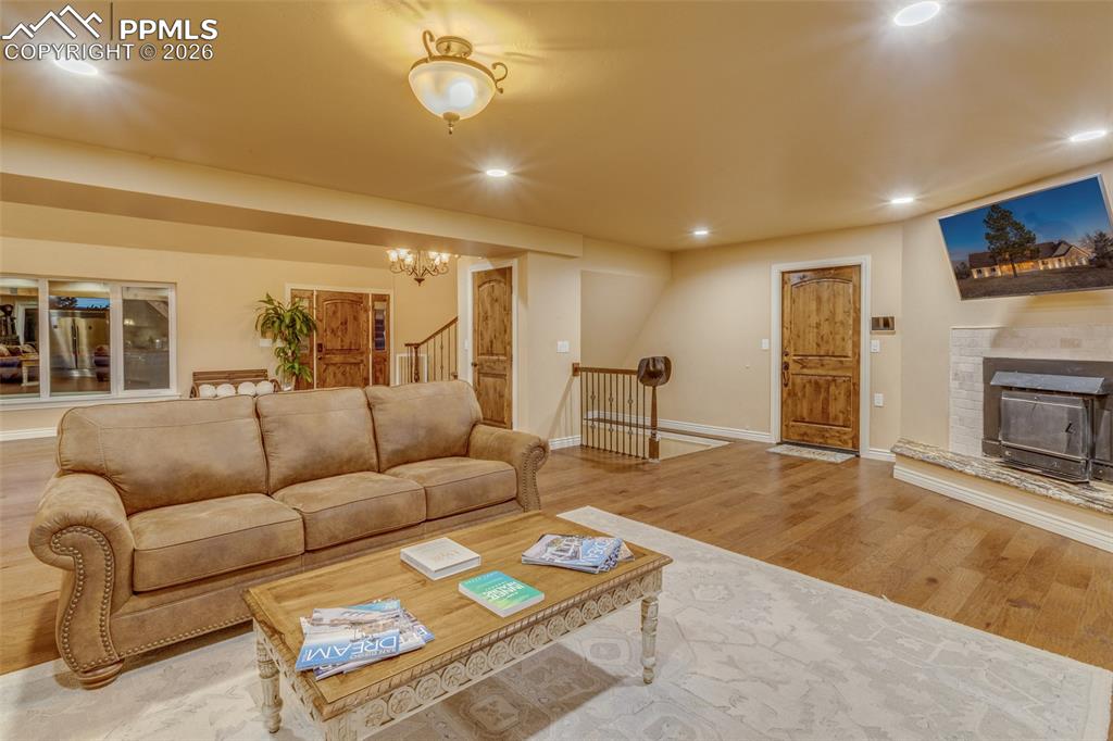 Image 25 of 50: Living Room