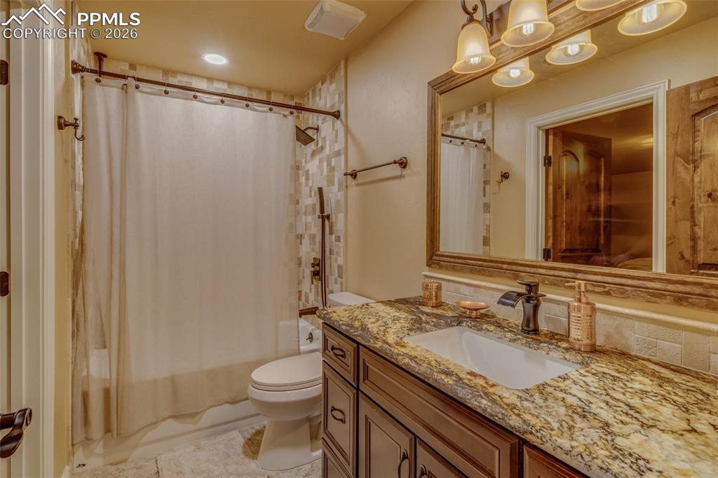 Image 33 of 50: Bathroom