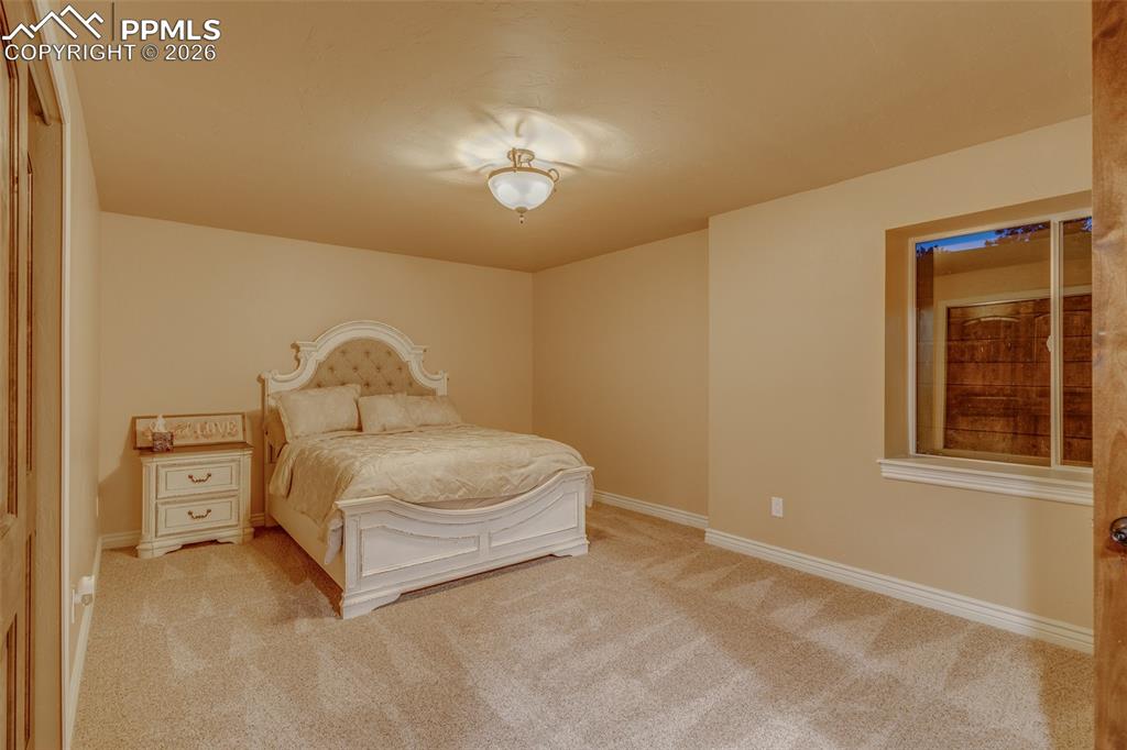 Image 34 of 50: Bedroom