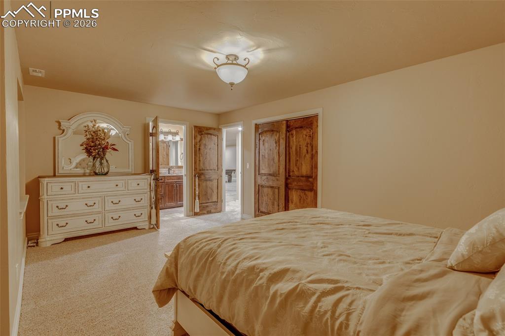 Image 35 of 50: Bedroom