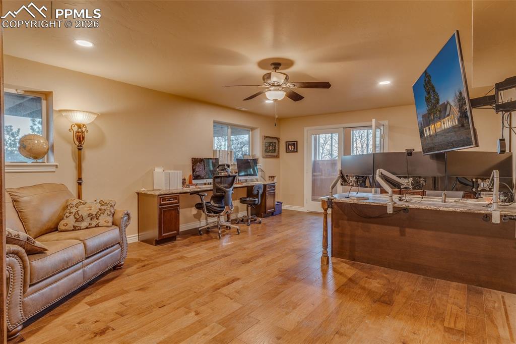 Image 39 of 50: Office