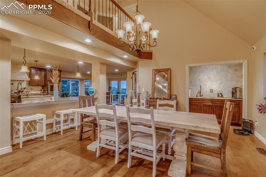 Image 6 of 50: Dining Area