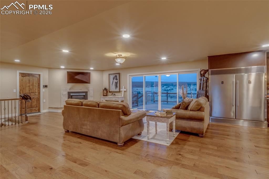 Image 7 of 50: Living Room