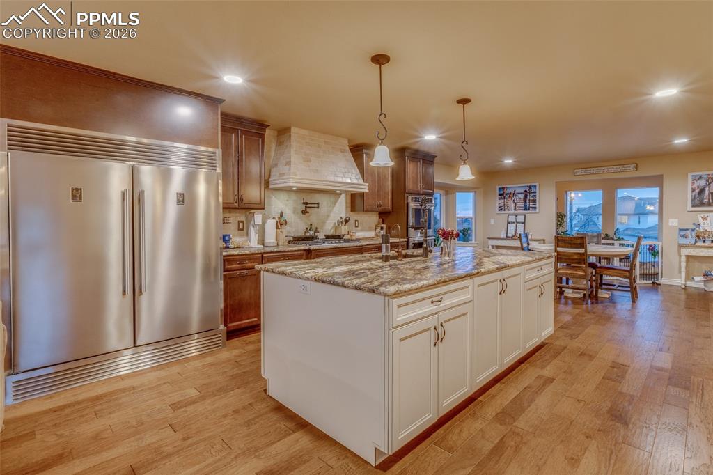 Image 8 of 50: Kitchen