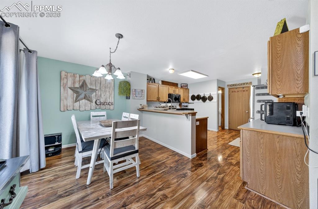 Image 11 of 29: Dining Area