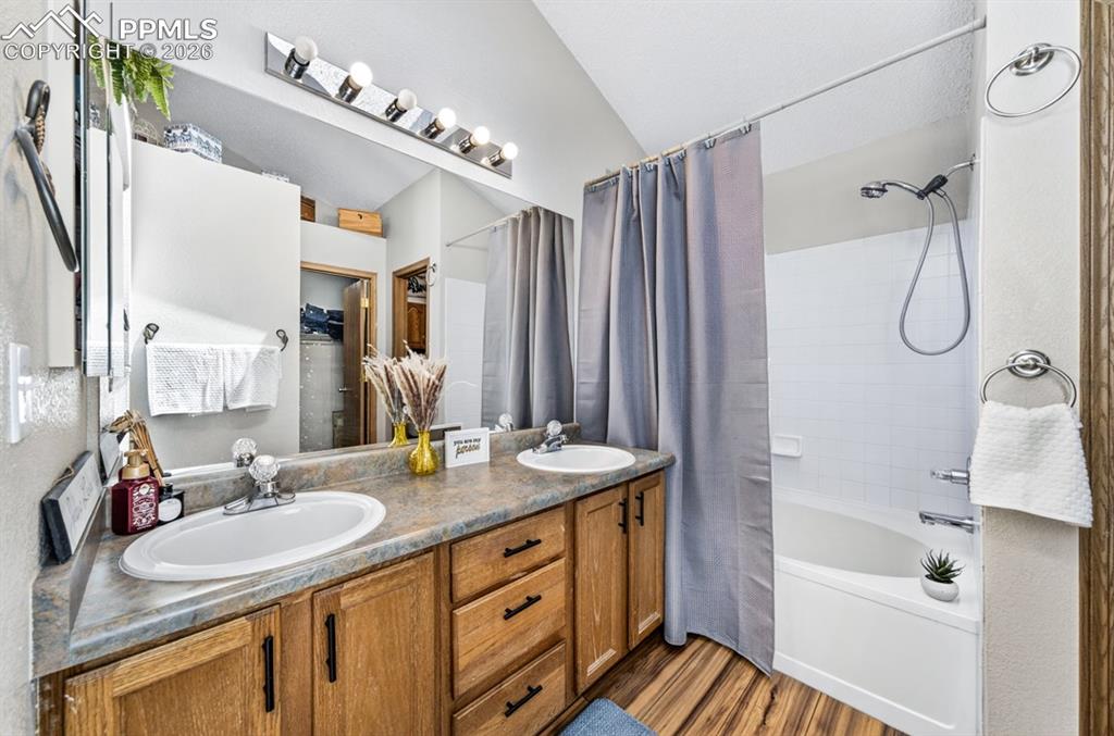 Image 16 of 29: Bathroom