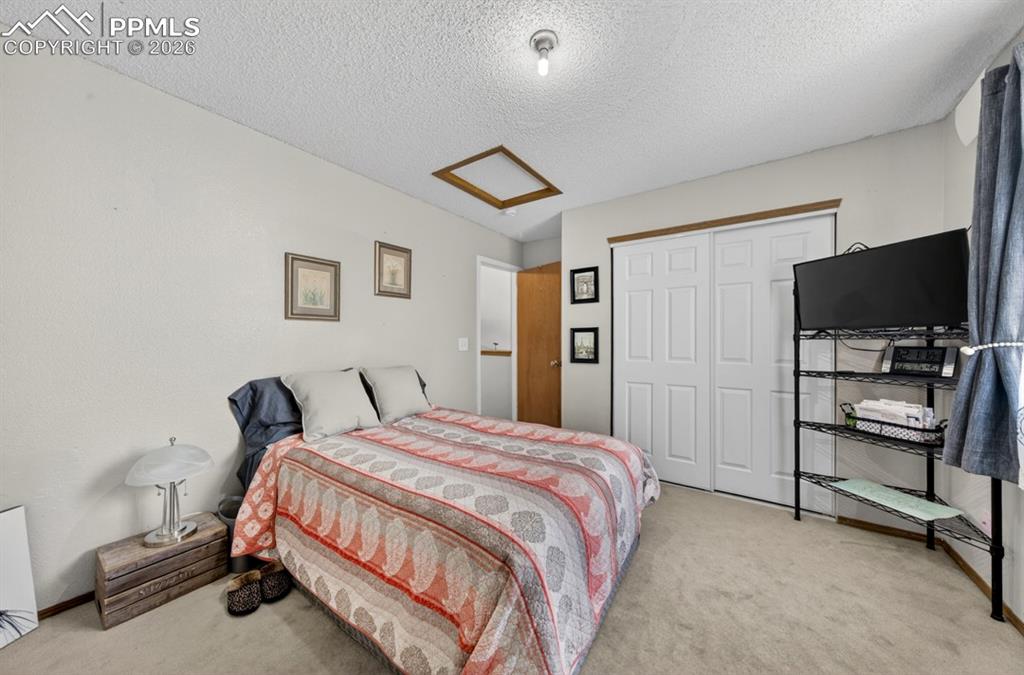 Image 18 of 29: Bedroom