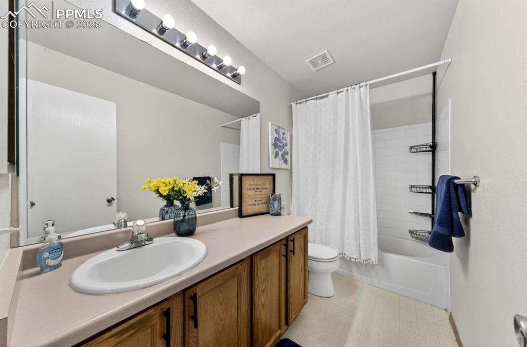 Image 20 of 29: Bathroom