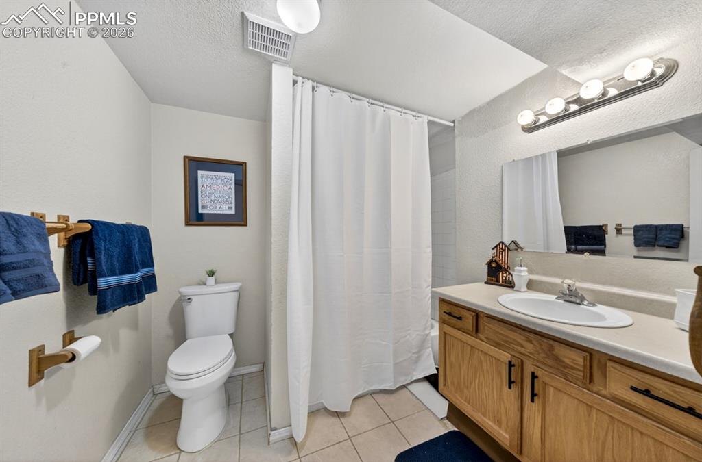 Image 25 of 29: Bathroom