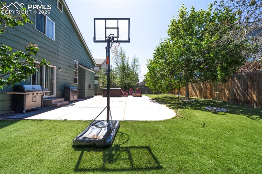 Image 28 of 29: Yard