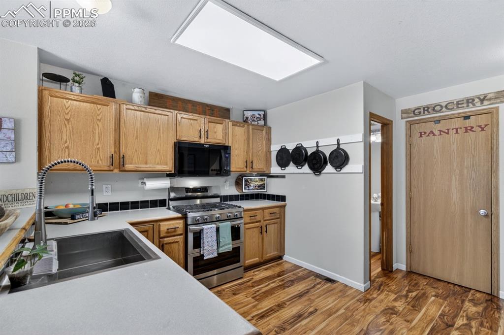 Image 9 of 29: Kitchen