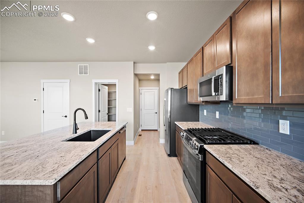 Image 14 of 32: Kitchen