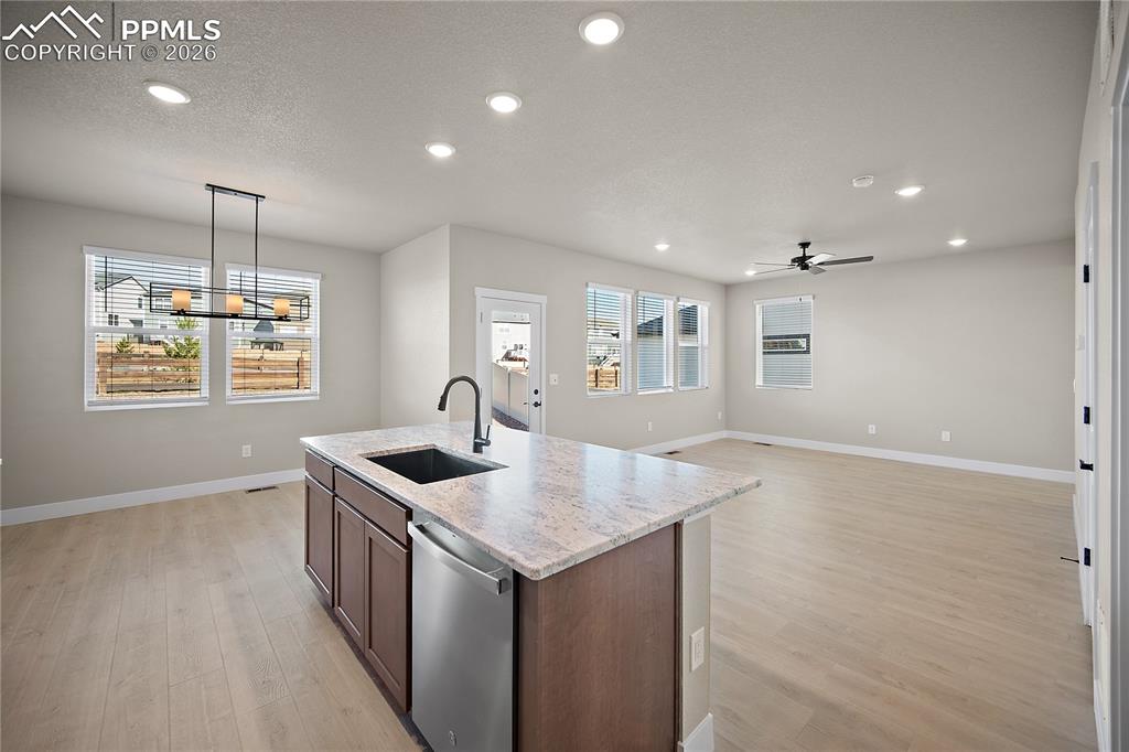 Image 15 of 32: Kitchen