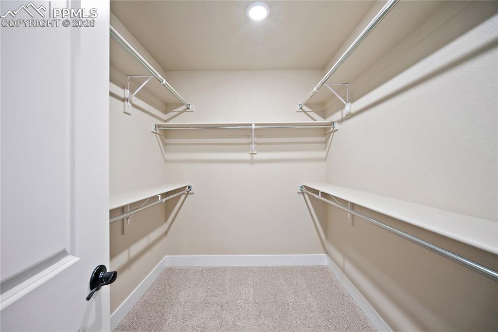 Image 22 of 32: Closet