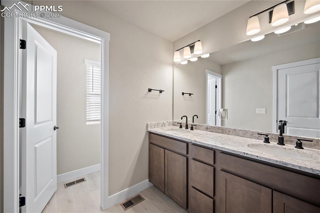 Image 23 of 32: Bathroom