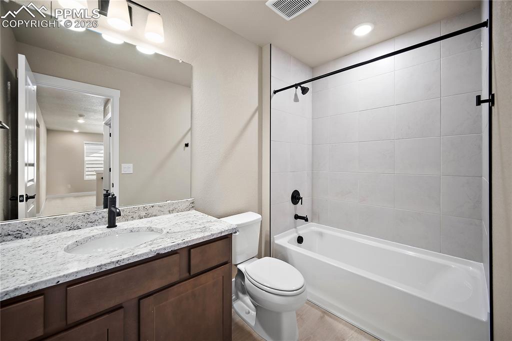 Image 29 of 32: Bathroom