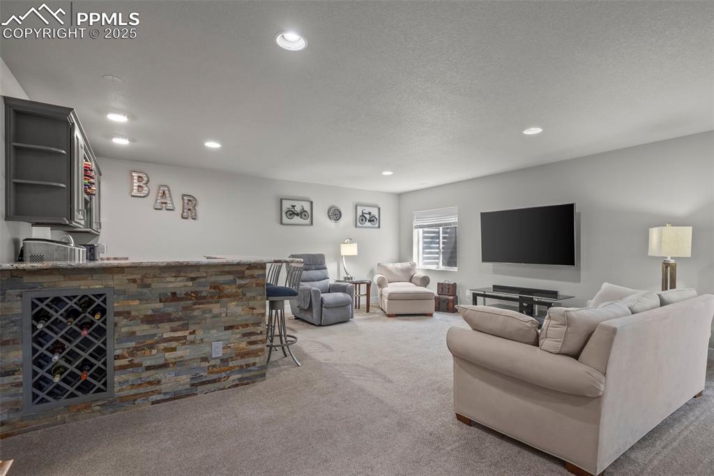 Image 21 of 46: Living Room