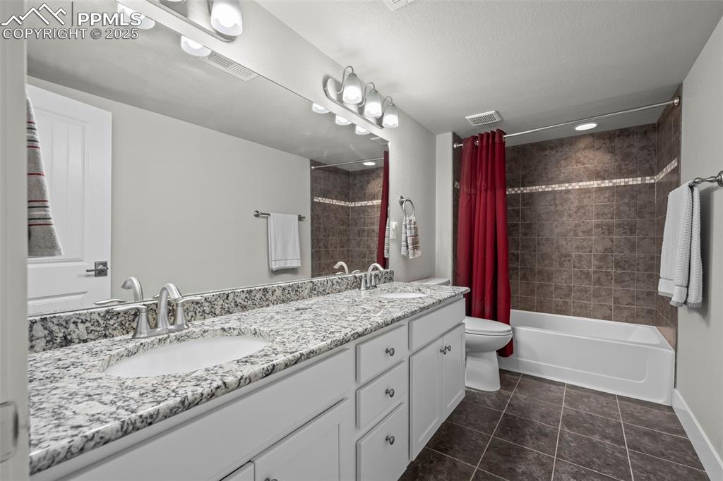 Image 24 of 46: Bathroom