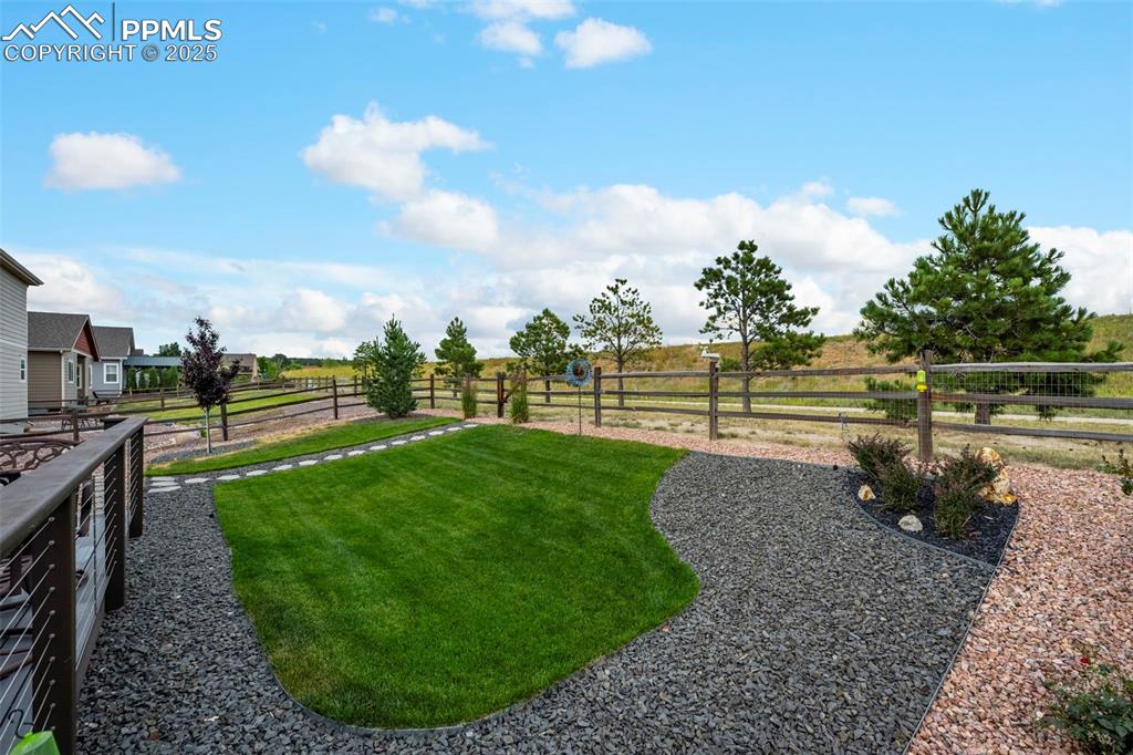 Image 35 of 46: Yard