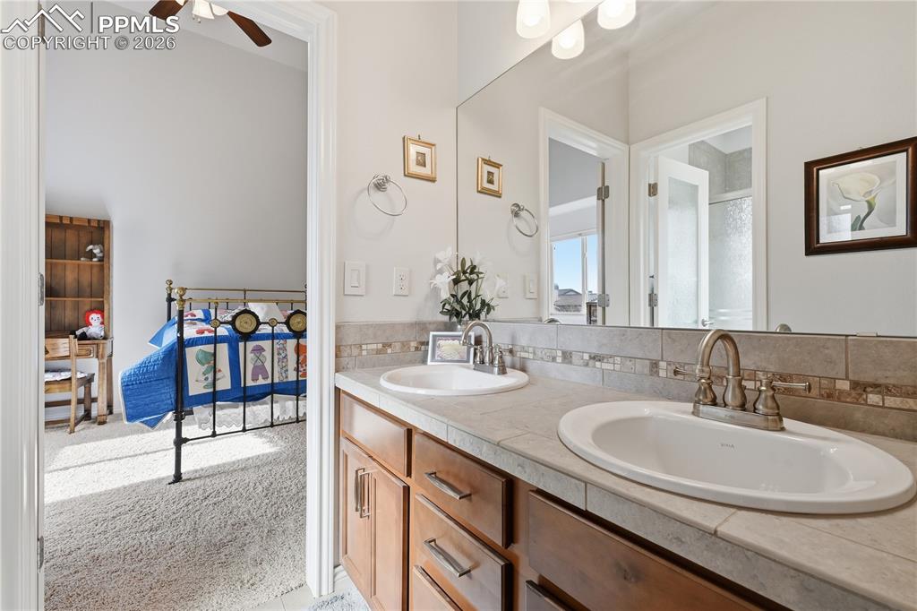 Image 16 of 37: Bathroom