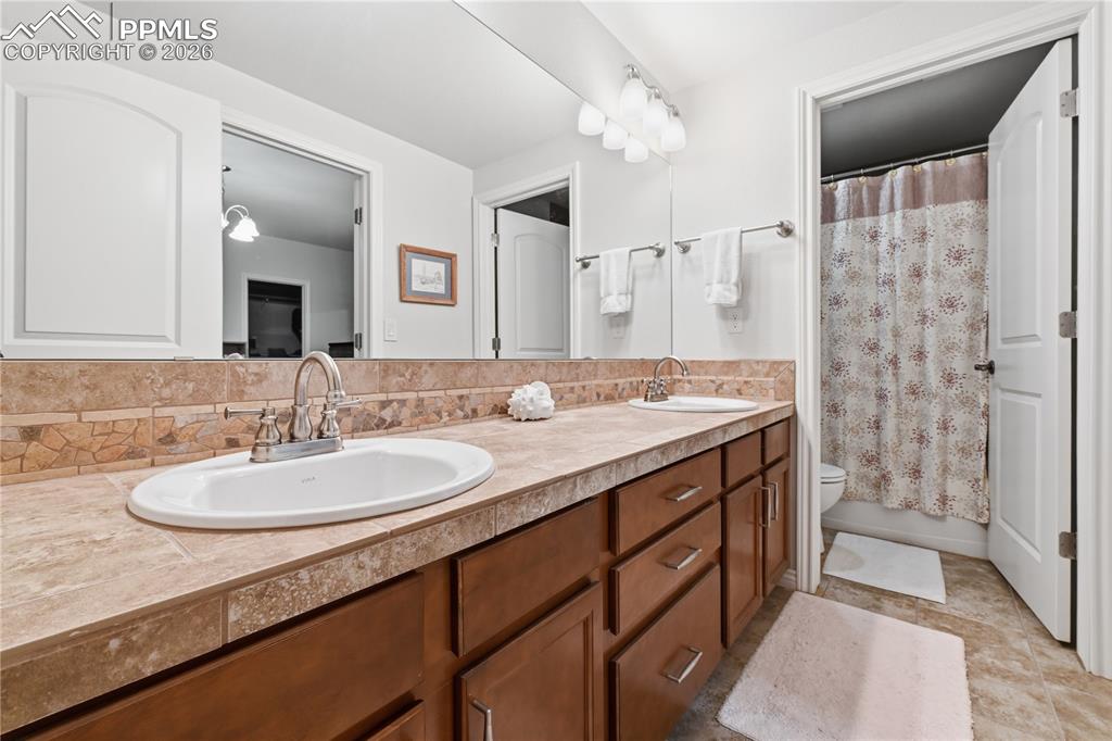 Image 23 of 37: Bathroom