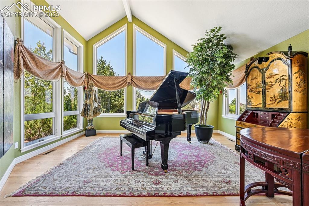 Image 13 of 50: Stunning Living Room