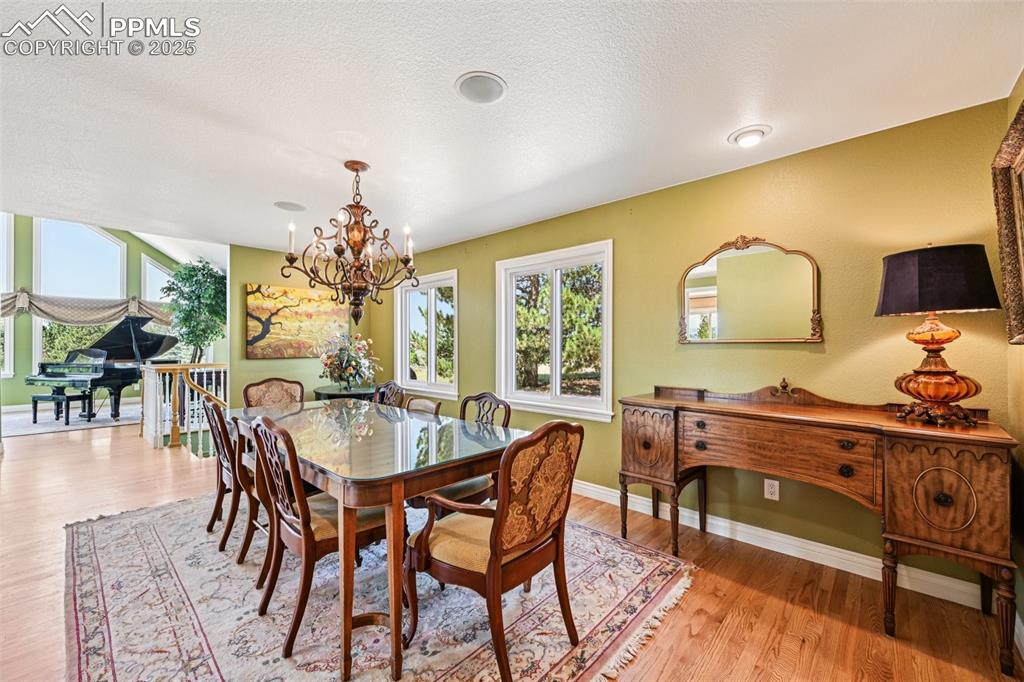 Image 15 of 50: Dining Area