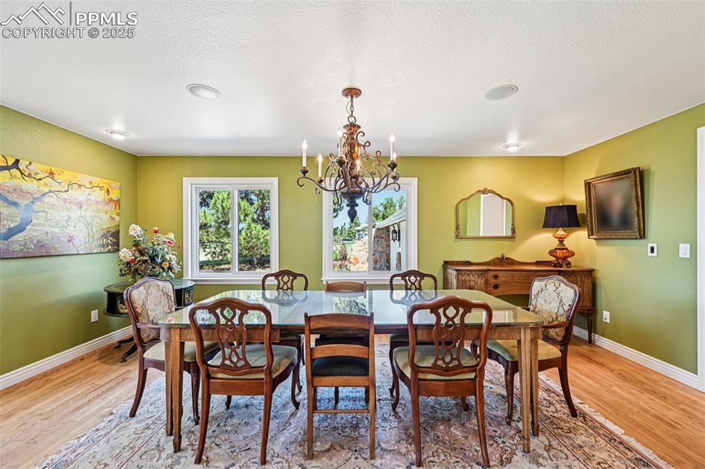 Image 16 of 50: Dining Area