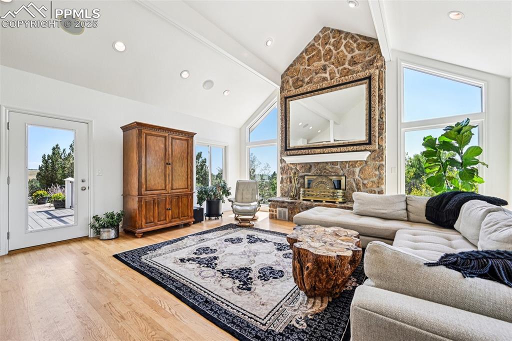 Image 18 of 50: Great Room