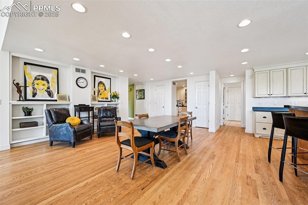 Image 28 of 50: Spacious Breakfast Nook 