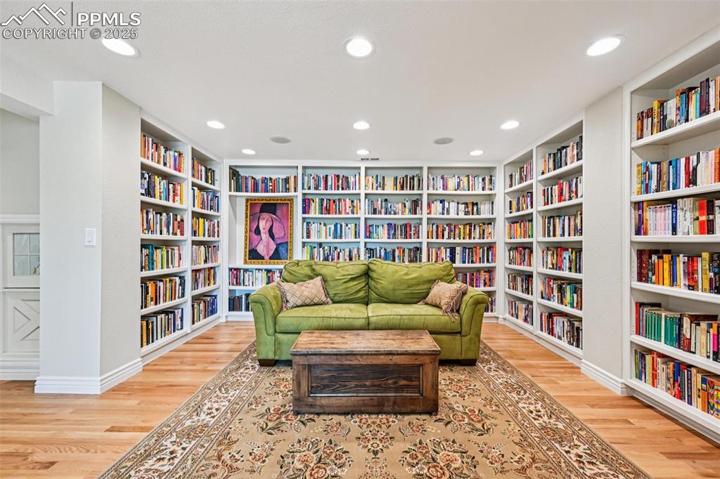 Image 41 of 50: Library/Sitting room