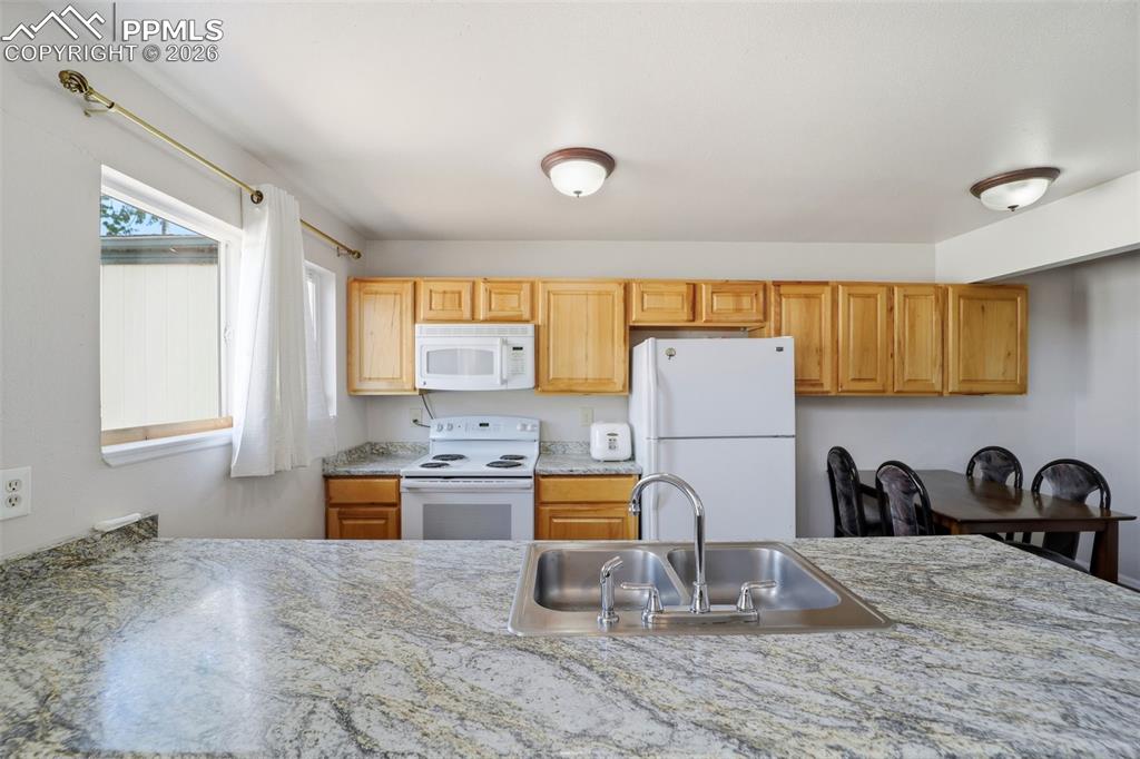 Image 15 of 47: Kitchen